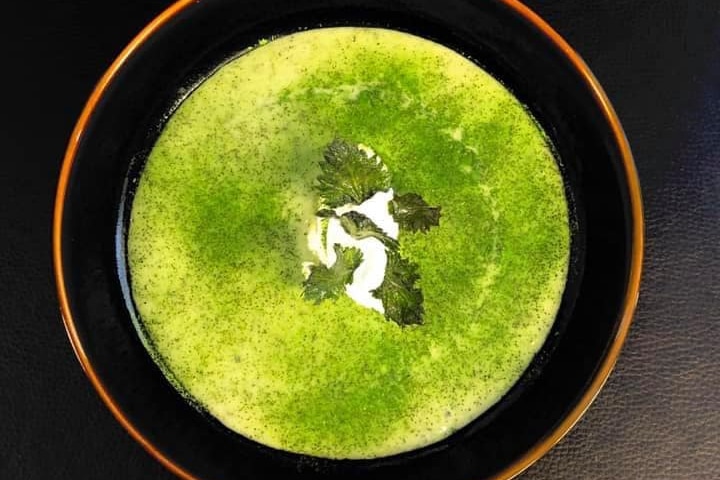 Soupe d’ortie et pomme de terre, crème battue à la menthe